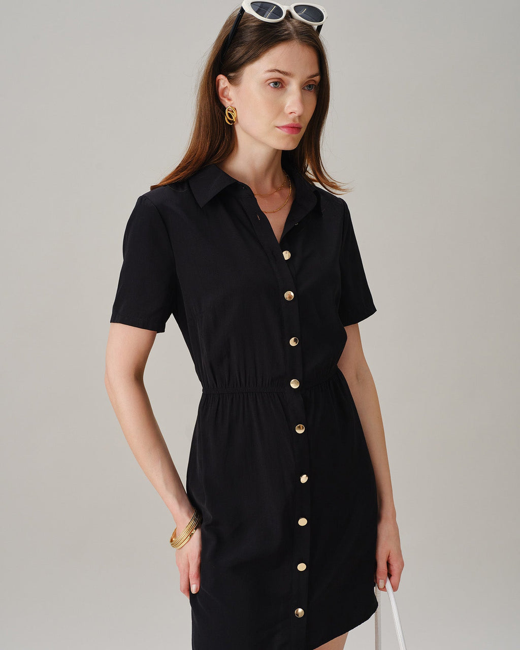Vestido mini con cuello negro y bolsillos con botones