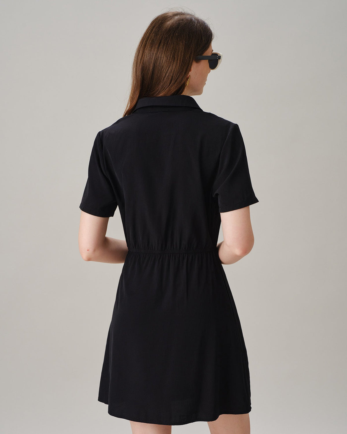 Vestido mini con cuello negro y bolsillos con botones