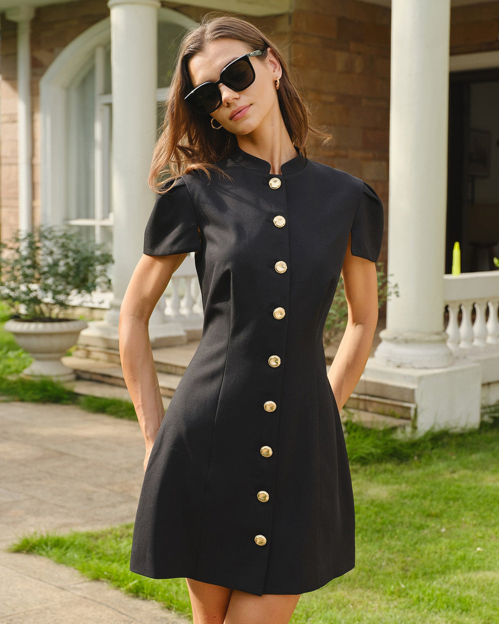 Vestido corto negro con cuello mandarín y botones