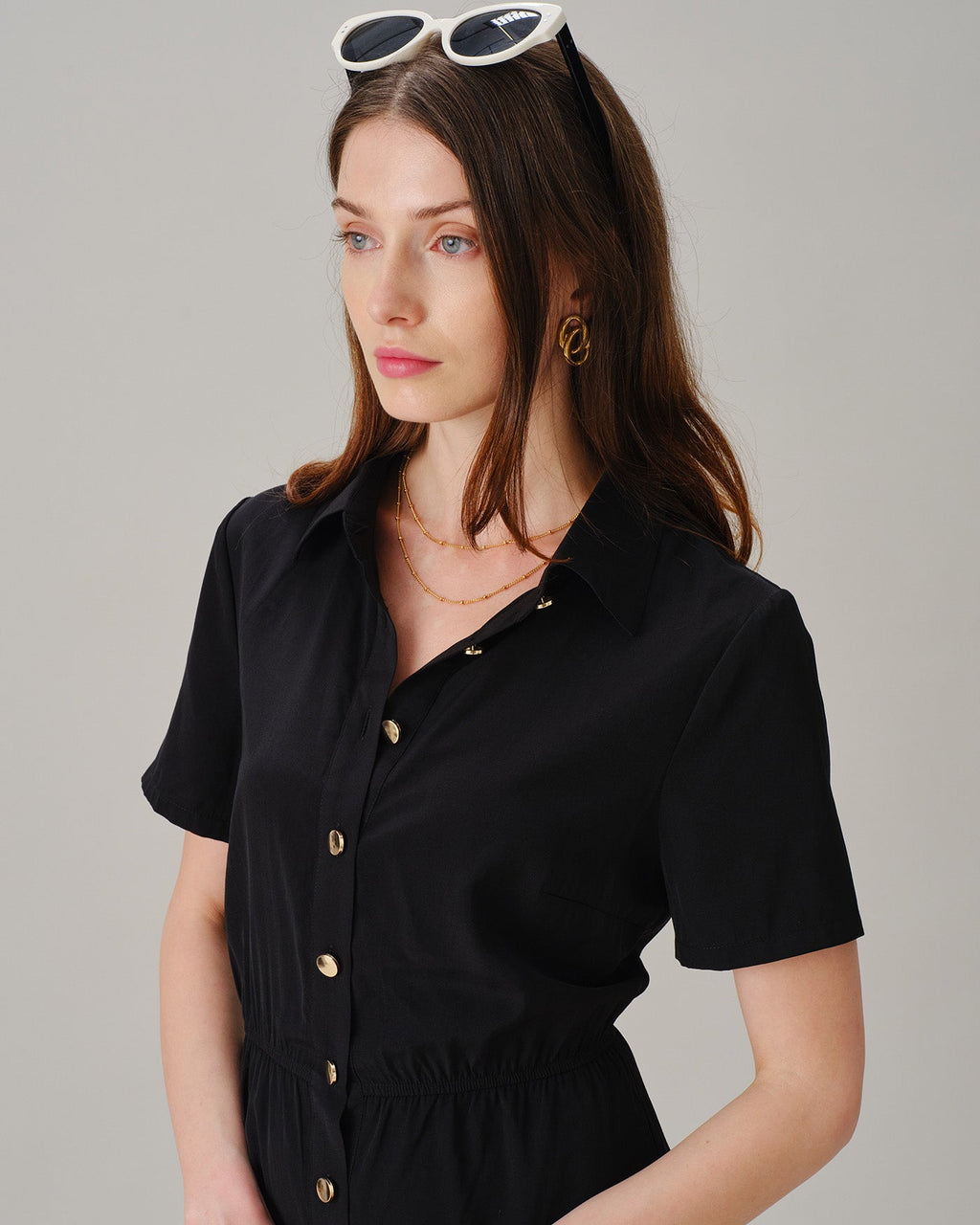 Vestido mini con cuello negro y bolsillos con botones
