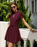 Vestido corto color vino con cuello mandarín y cinturón