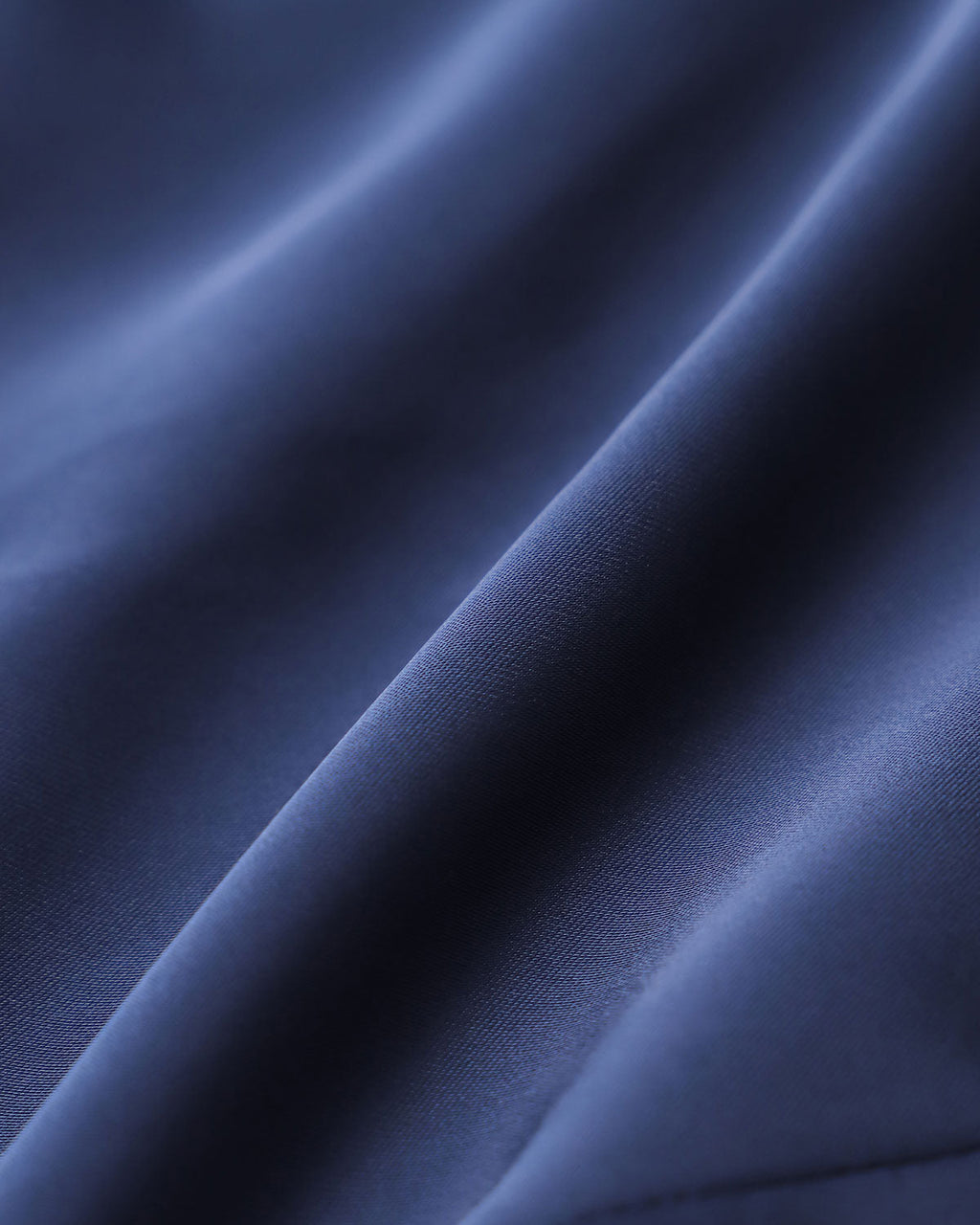Blusa de satén azul marino con botones