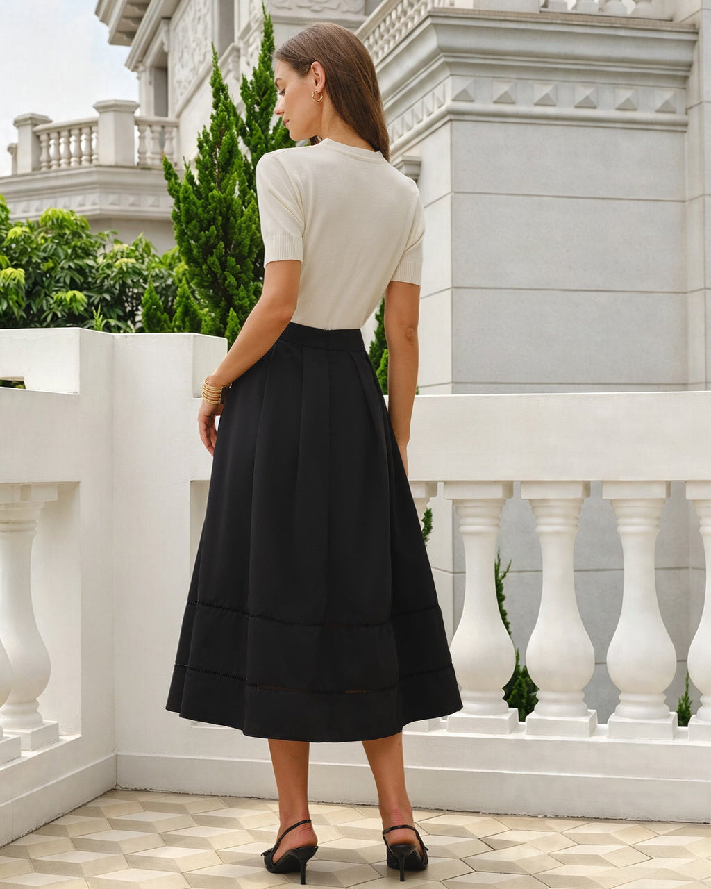 Falda midi negra de corte en A con bolsillos