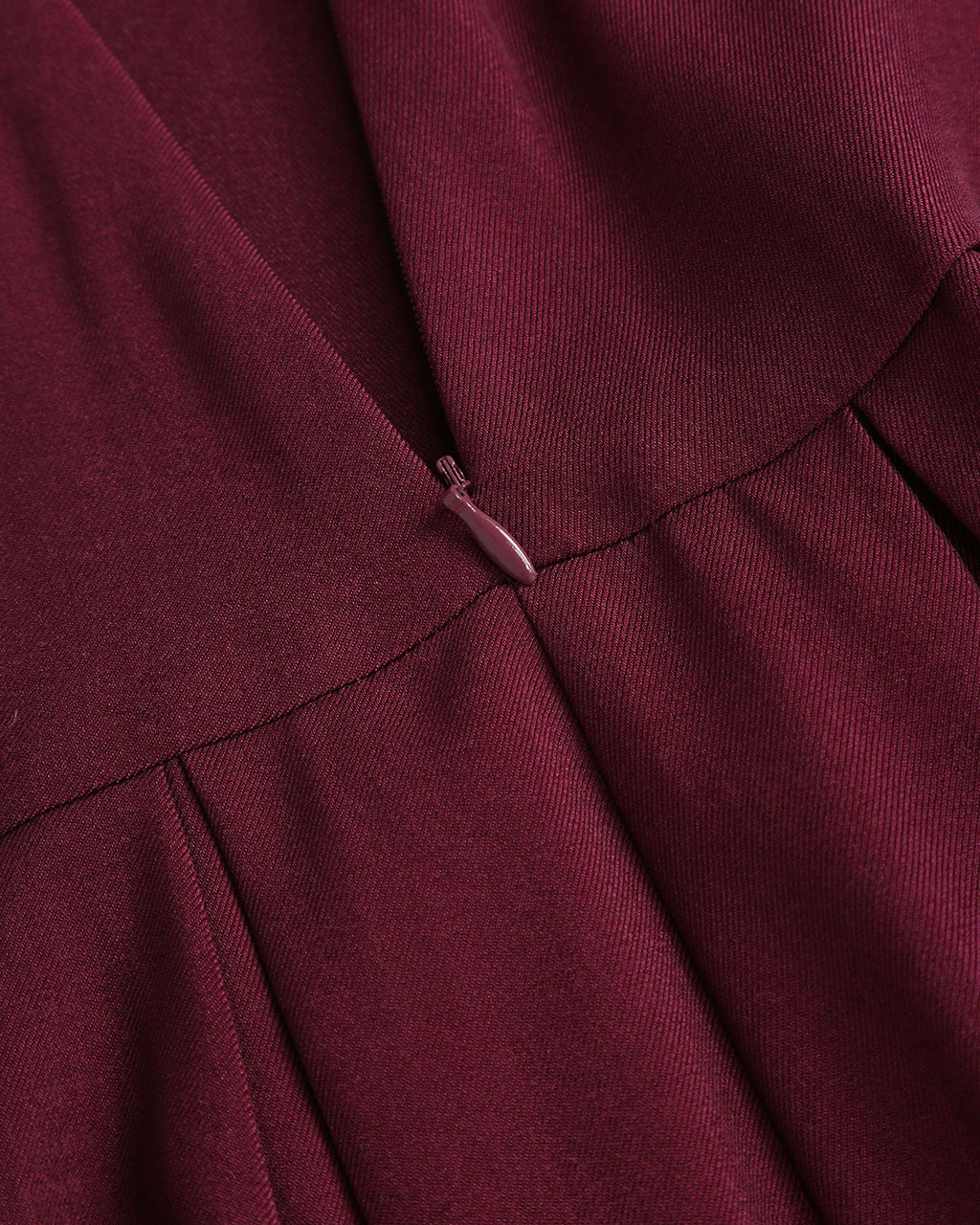 Falda midi plisada de cintura natural en color rojo vino