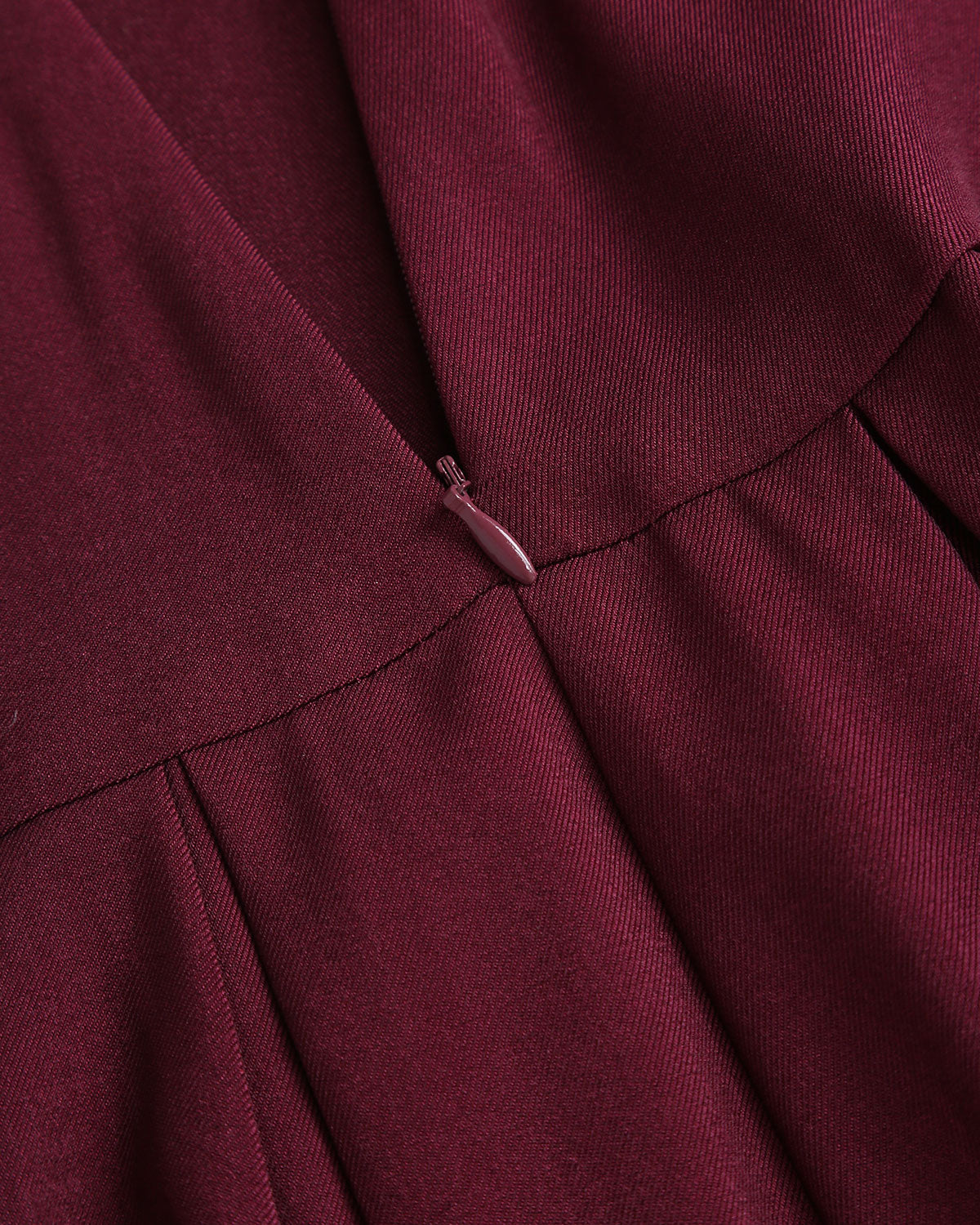 Falda midi plisada de cintura natural en color rojo vino