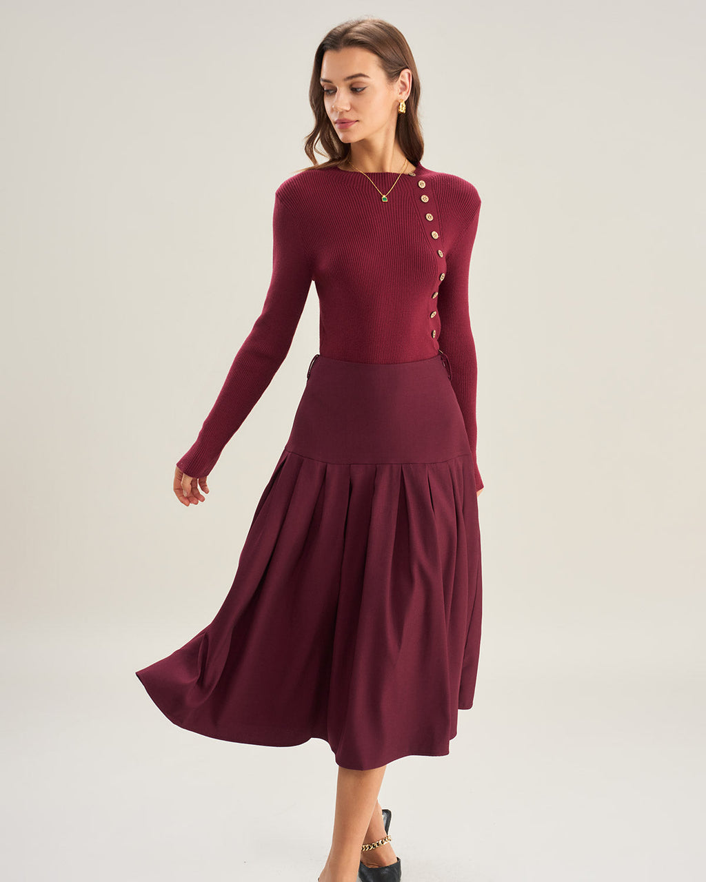 Falda midi plisada de cintura natural en color rojo vino