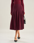Falda midi plisada de cintura natural en color rojo vino