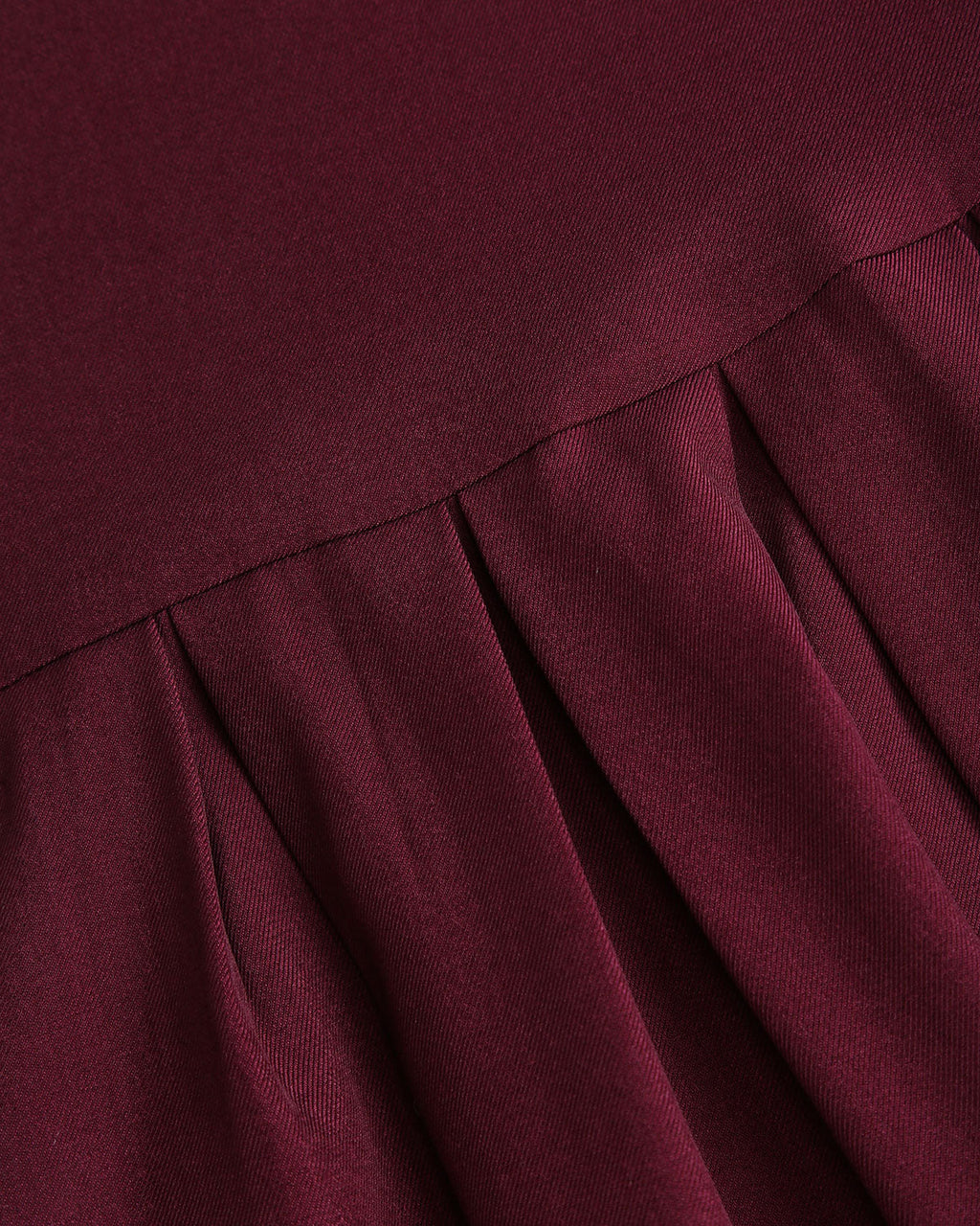 Falda midi plisada de cintura natural en color rojo vino