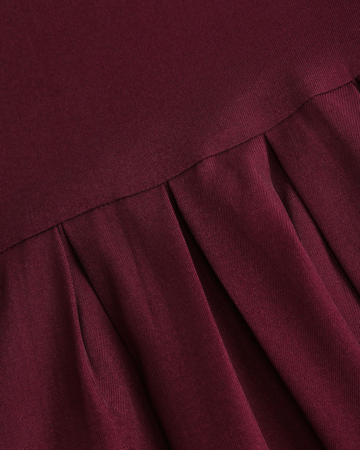Falda midi plisada de cintura natural en color rojo vino