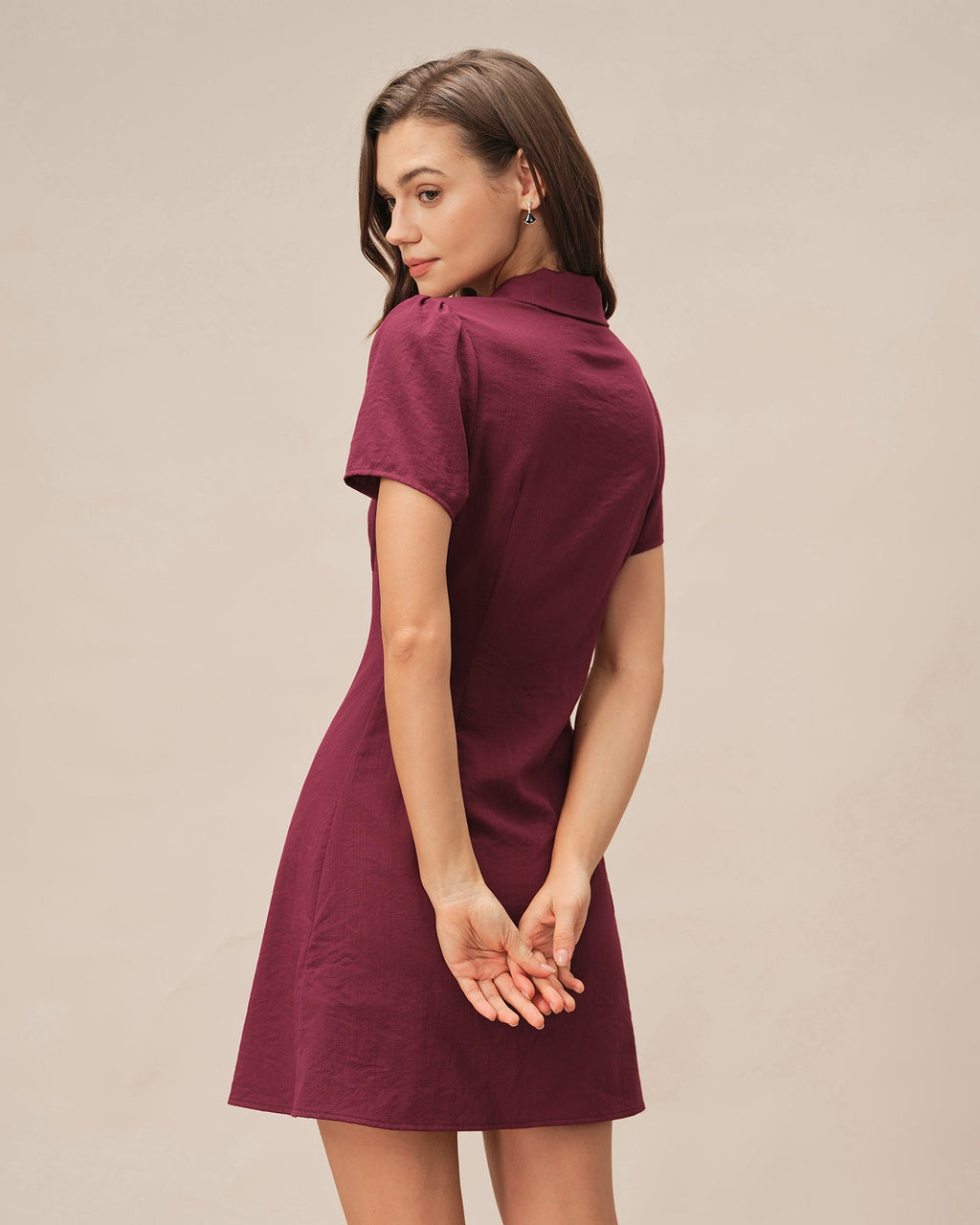 Vestido mini rojo con escote en V y botones
