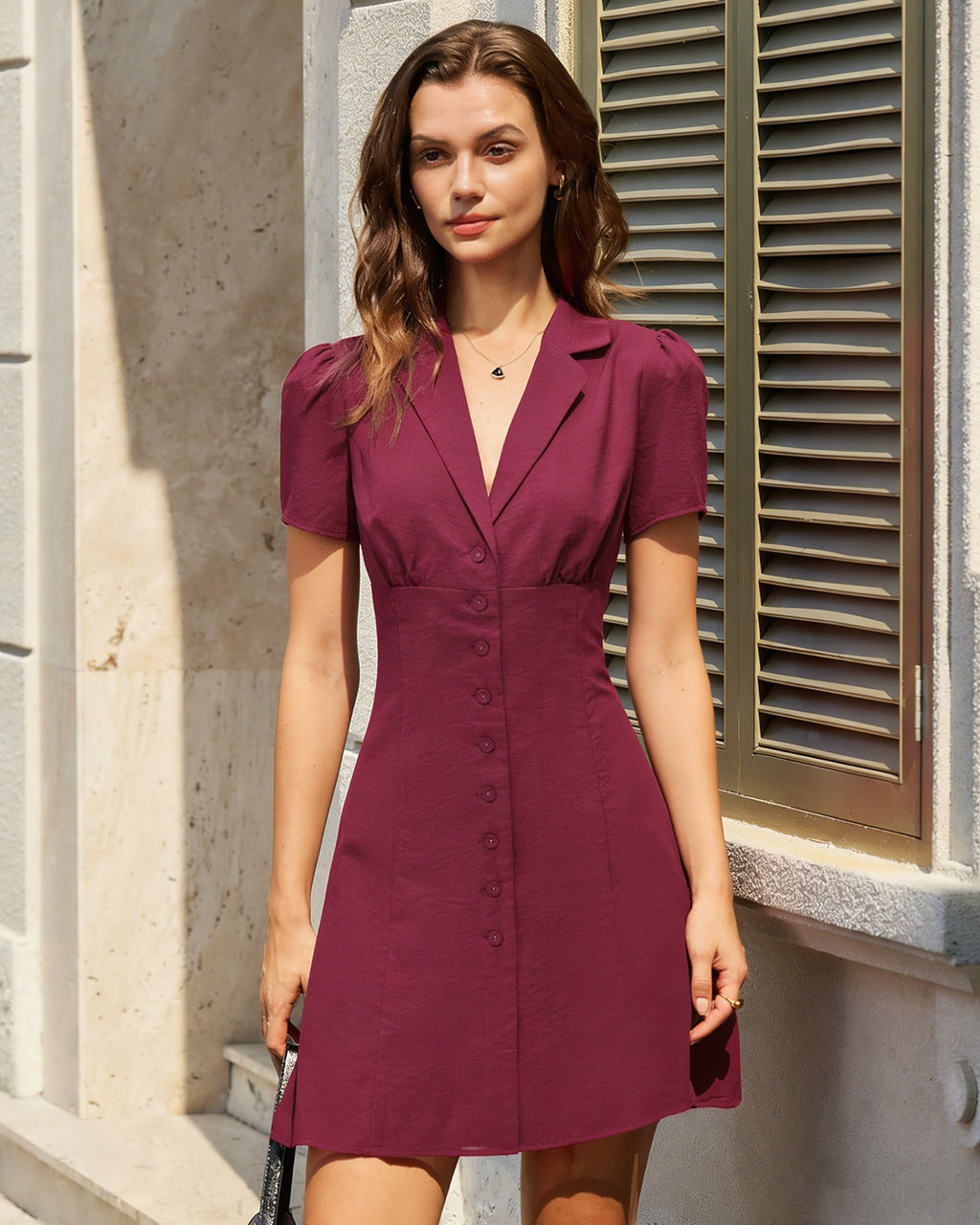 Vestido mini rojo con escote en V y botones