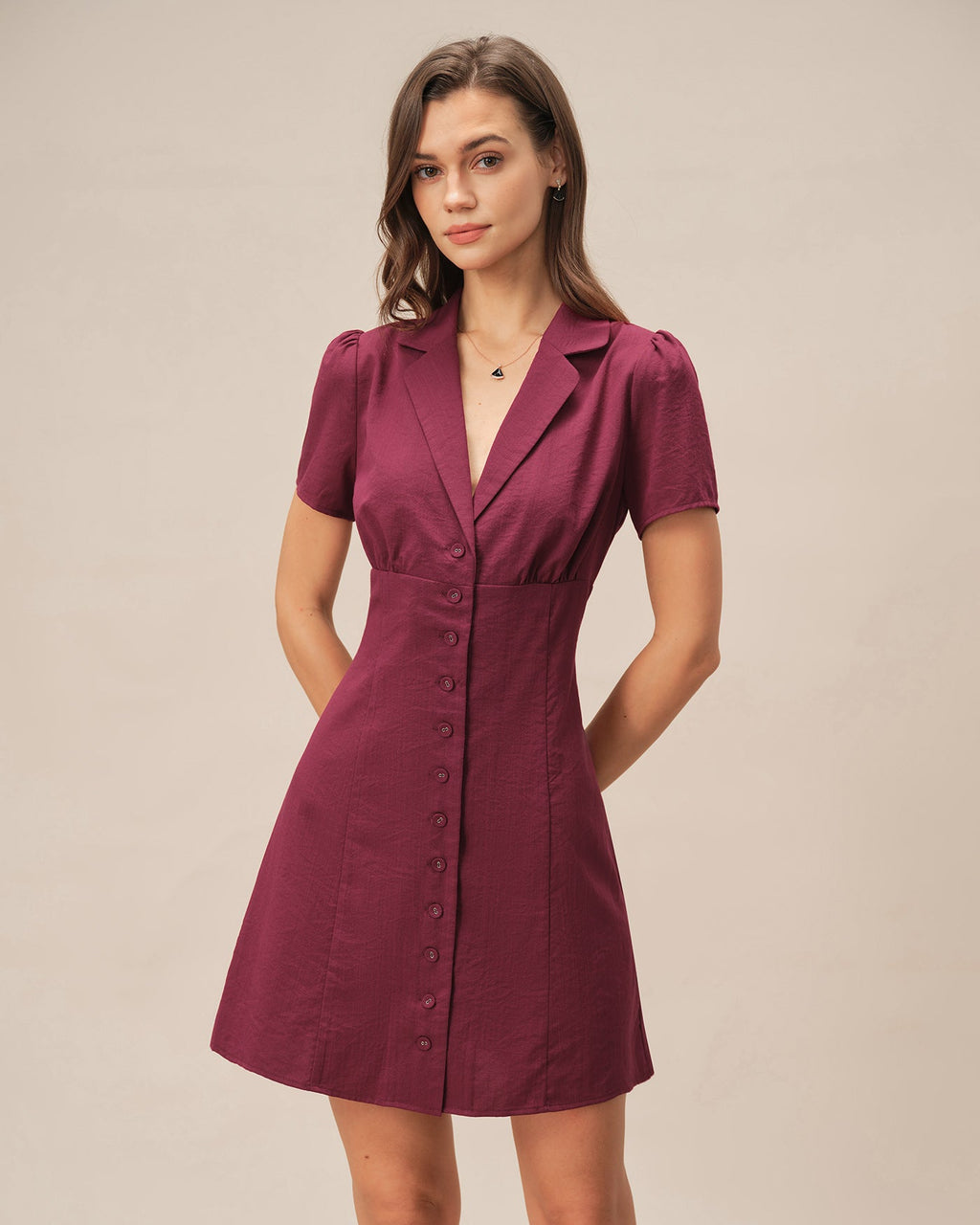 Vestido mini rojo con escote en V y botones
