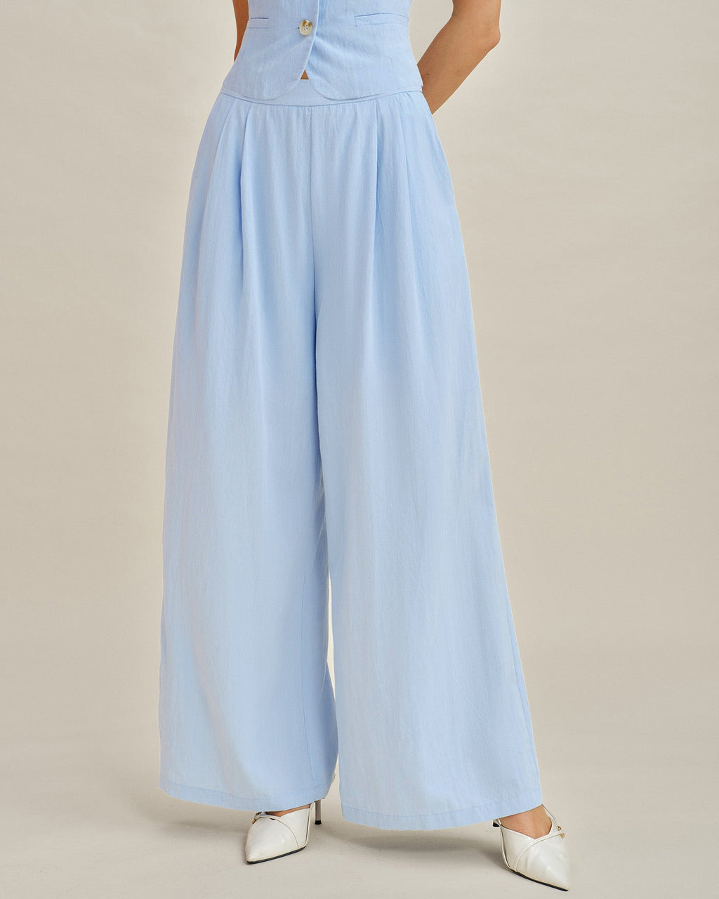 Pantalones rectos de color azul sólido con bolsillos