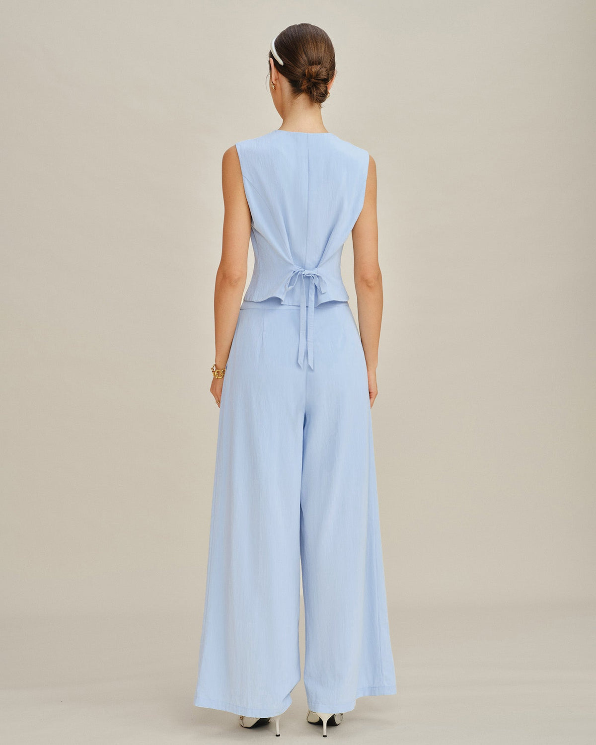 Pantalones rectos de color azul sólido con bolsillos