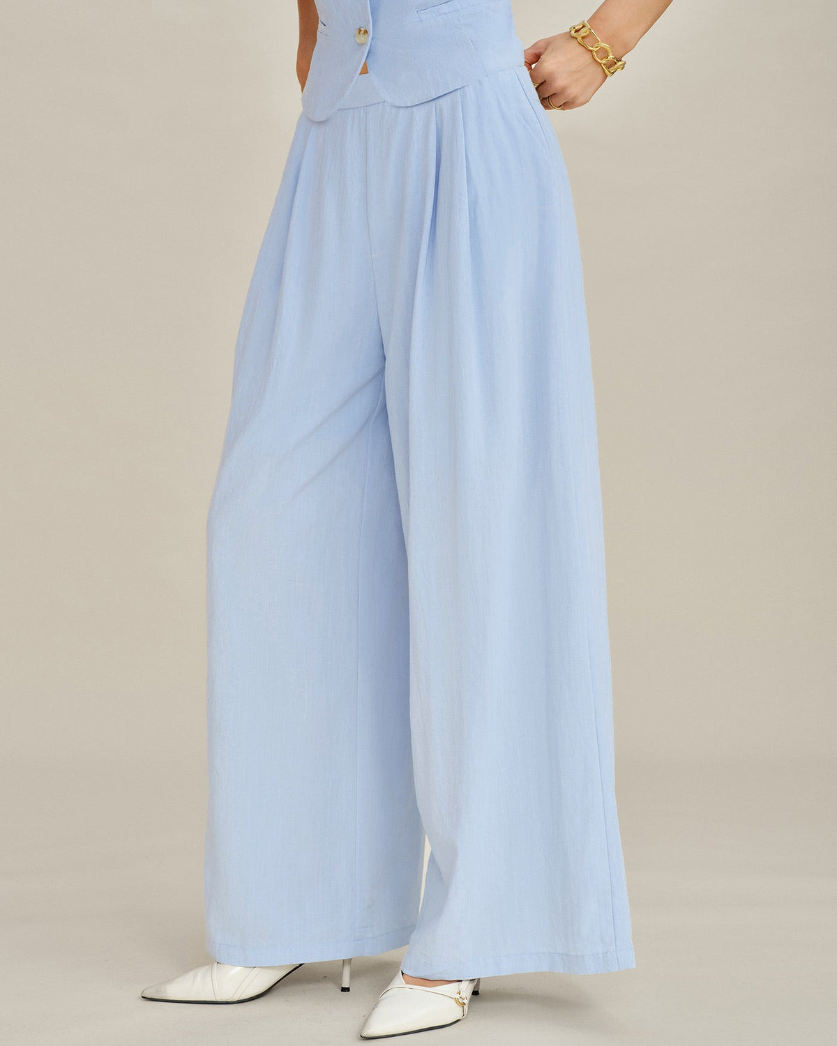 Pantalones rectos de color azul sólido con bolsillos