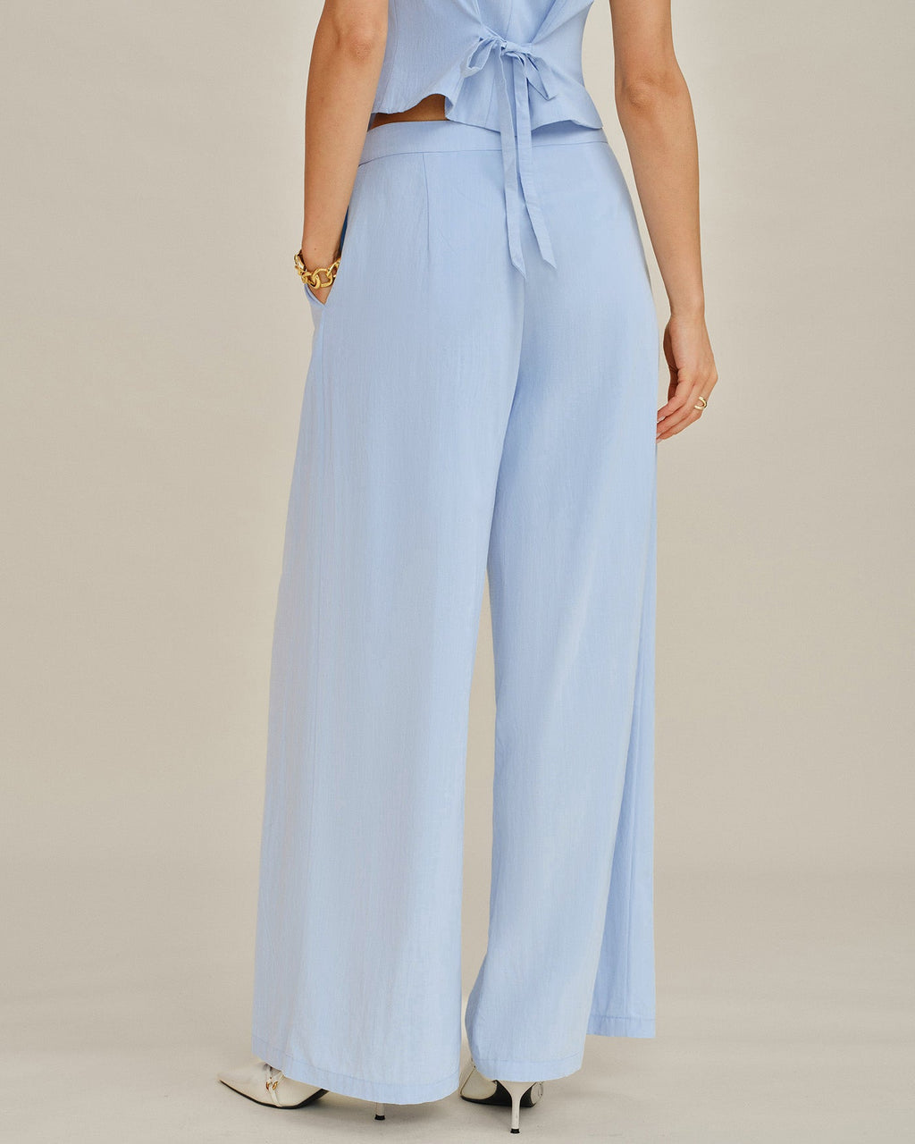 Pantalones rectos de color azul sólido con bolsillos