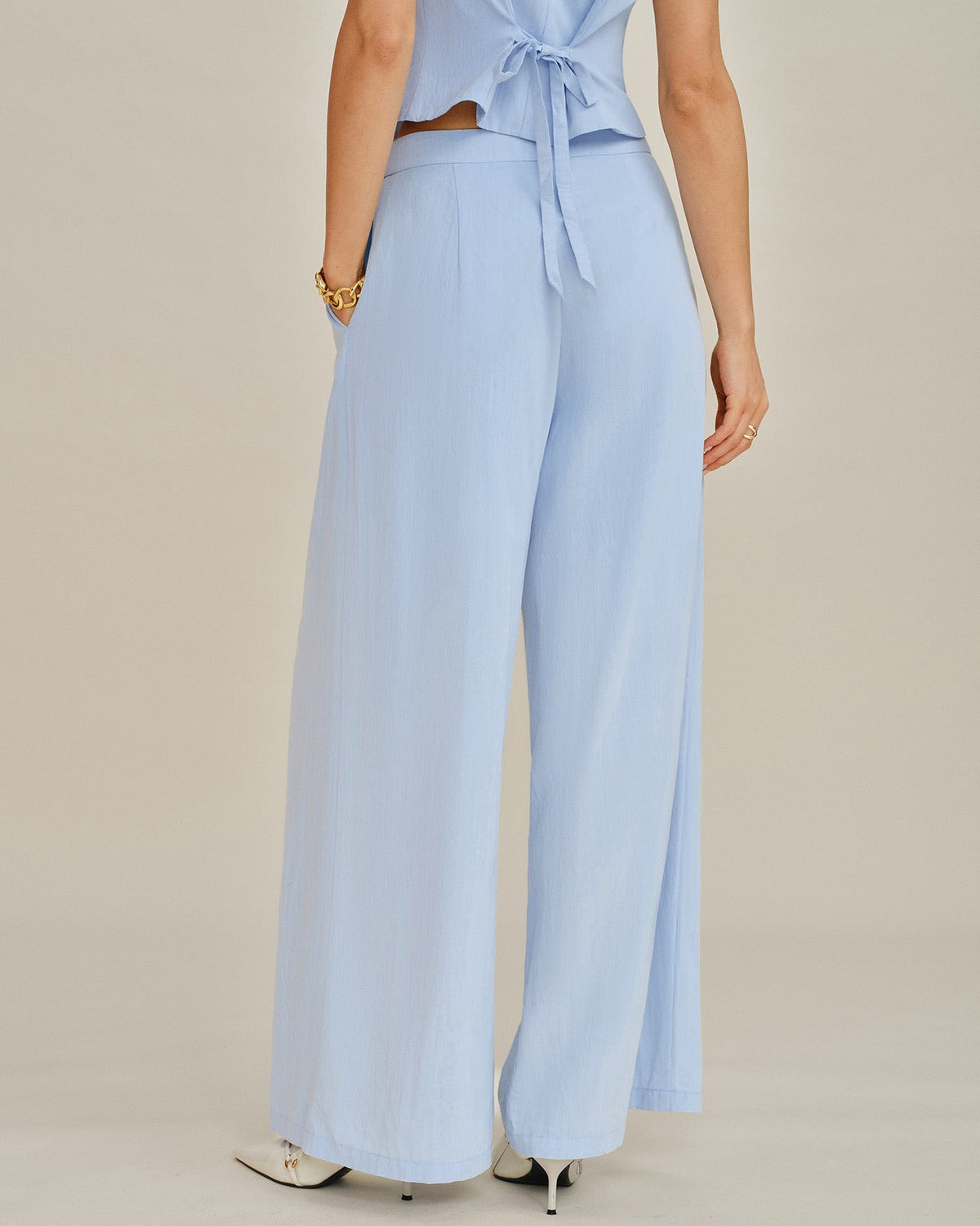 Pantalones rectos de color azul sólido con bolsillos